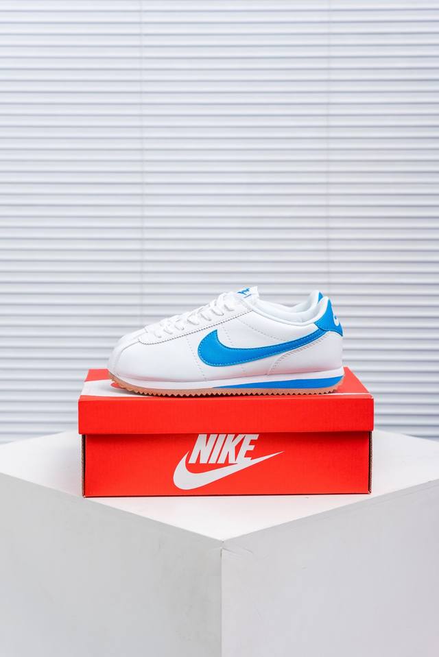 核心私 Nike Classic Cortez Nylon Pren 全新配色经典阿甘休闲跑步鞋 纯粹而执着的精神，使得Cortez种在了一代人的心里，无论是否