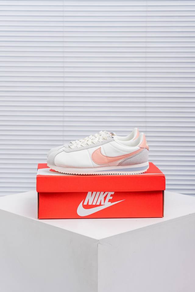 核心私 Nike Classic Cortez Nylon Pren 全新配色经典阿甘休闲跑步鞋 纯粹而执着的精神，使得Cortez种在了一代人的心里，无论是否