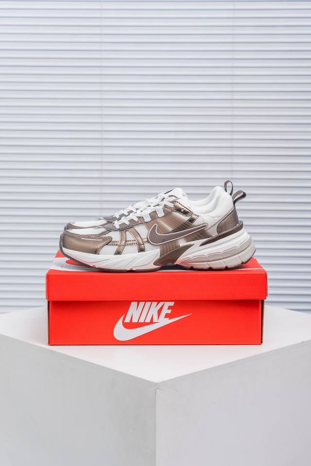 核心私 Nike V2K Run 减震防滑复古低帮跑步鞋 材质上使用大面积网眼 皮革 Tpu 组成 支撑和透气性肯定不错 中底处由 Cushlon 泡绵打造 保