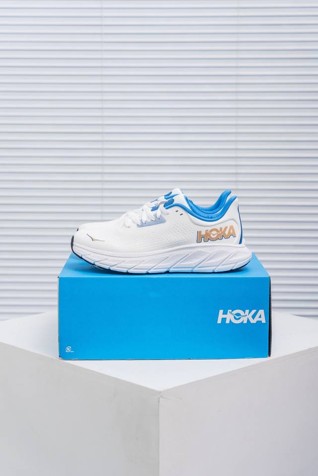 核心私 Hoka One One Arahi 7 低帮专业越野跑步鞋 实拍首发 粗矿型的鞋身上脚特别修饰腿型 经典的胖鱼头鞋型 超高颜值 厚重皮质与热压鞋身质感