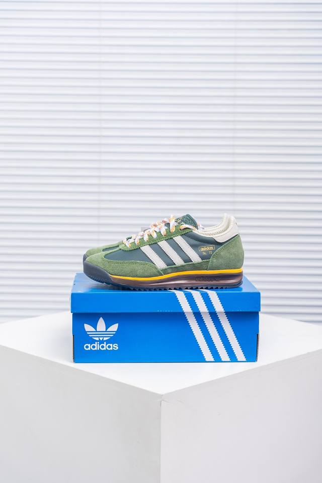 核心私 Adidas Originals Sl 72 Rs 超轻便透气复古慢跑鞋 鞋头的设计饱满圆润 鞋面是翻毛皮和尼龙材质结合 上脚舒适柔软 橡胶大底非常耐磨