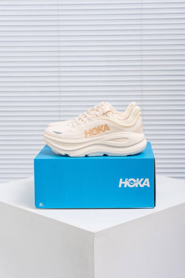 核心私 Hoka M Bondi 9全新配色 这个品牌来自于新西兰的毛利语，Hoka表示大地，One One表示飞越，连起来就是飞越地平线，One One不是读