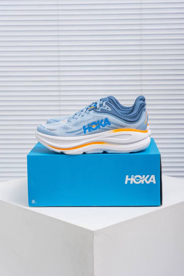 核心私 Hoka M Bondi 9全新配色 这个品牌来自于新西兰的毛利语，Hoka表示大地，One One表示飞越，连起来就是飞越地平线，One One不是读