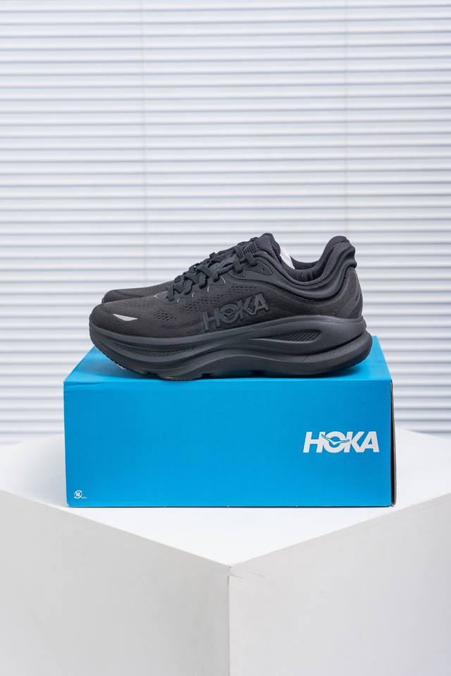 核心私 Hoka M Bondi 9全新配色 这个品牌来自于新西兰的毛利语，Hoka表示大地，One One表示飞越，连起来就是飞越地平线，One One不是读