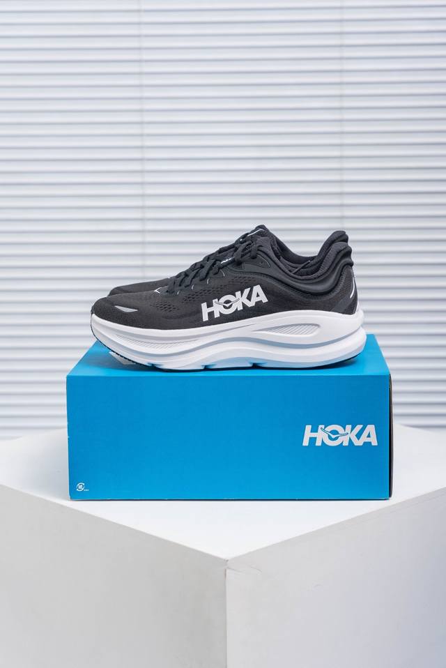 核心私 Hoka M Bondi 9全新配色 这个品牌来自于新西兰的毛利语，Hoka表示大地，One One表示飞越，连起来就是飞越地平线，One One不是读