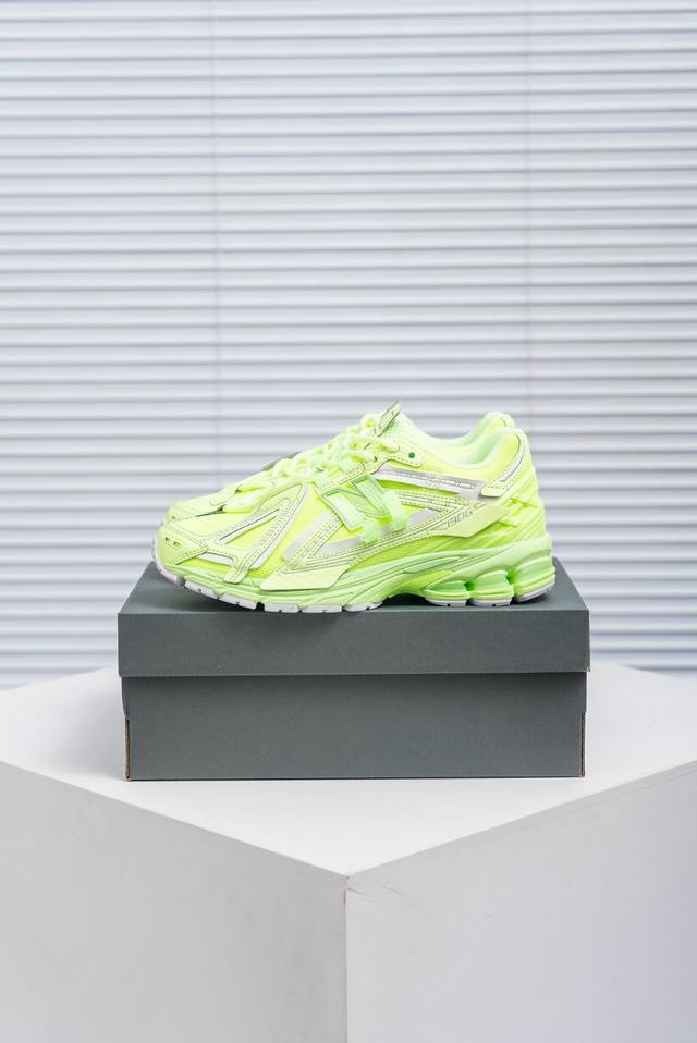 核心私 New Balance 1906系列 休闲鞋 #采用轻质牛剖革拼接透气网眼衬垫织物鞋面材质 T-Beam大底提供足步弓支撑，保持步态稳定 后跟搭载外露缓