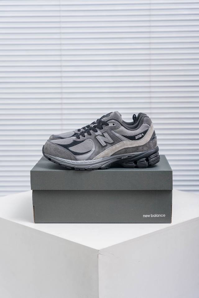 核心私 New Balance 2 复古休闲跑步鞋 最新出的 2R系列，鞋款延续了经典科技，升级版N-Ergy缓震物料机能与材质上脚太舒适了，鞋面的柔软麂皮搭配