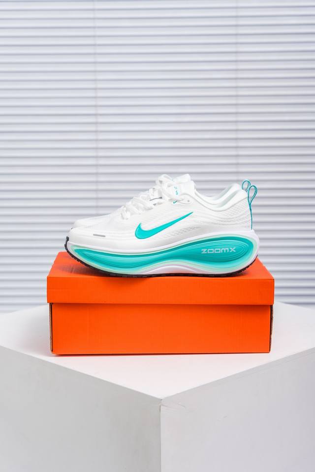 核心私 Nike Vomero Plus 耐克 舒适减震防滑 低帮跑步鞋 全掌Reactx泡绵中底 前掌和后跟还配备了Air Zoom气垫单元 据说跑起来更快更