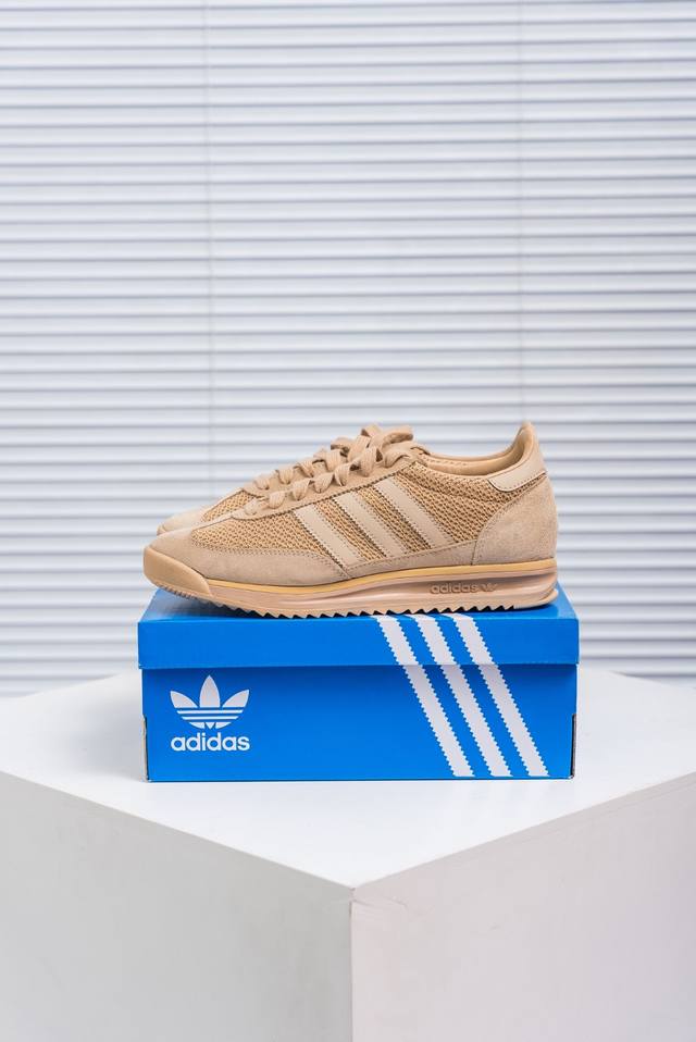 核心私 Adidas Originals Sl 72 Rs 超轻便透气复古慢跑鞋 鞋头的设计饱满圆润 鞋面是翻毛皮和尼龙材质结合 上脚舒适柔软 橡胶大底非常耐磨