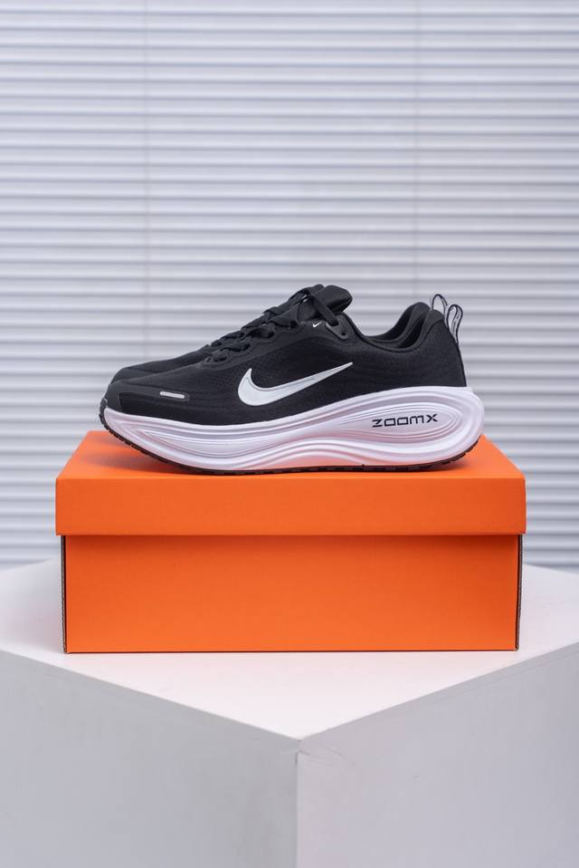 核心私 Nike Vomero Plus 耐克 舒适减震防滑 低帮跑步鞋 全掌Reactx泡绵中底 前掌和后跟还配备了Air Zoom气垫单元 据说跑起来更快更