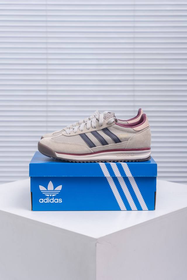 核心私 Adidas Originals Sl 72 Rs 超轻便透气复古慢跑鞋 鞋头的设计饱满圆润 鞋面是翻毛皮和尼龙材质结合 上脚舒适柔软 橡胶大底非常耐磨