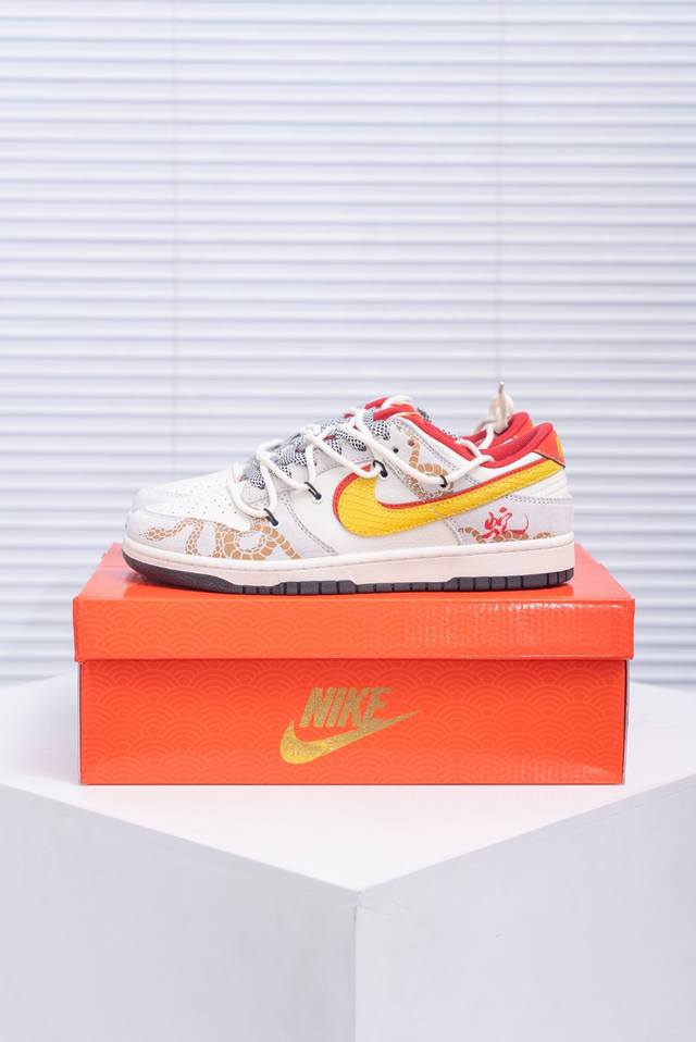 核心私 Nike Dunk 全套原楦原模倾力打造完美版型 独家原厂航空铝磨具打磨大底 鞋头坡度极致还原 无解鞋型 原盒原配 圈内天花板工艺 原厂冲刀 超高清洁度