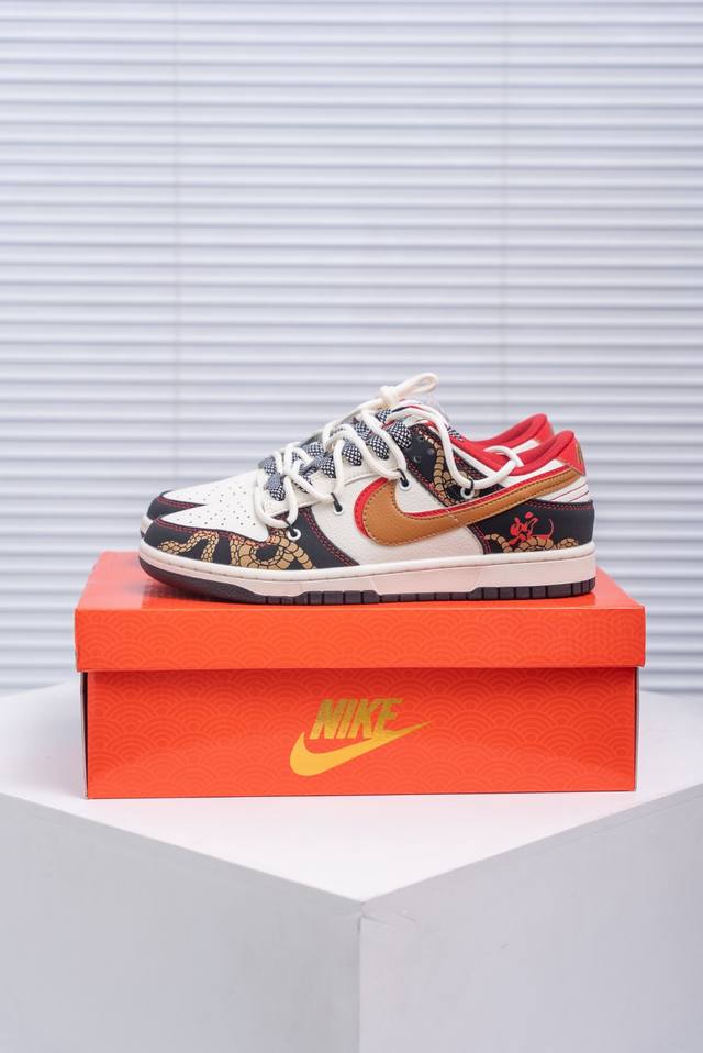 核心私 Nike Dunk 全套原楦原模倾力打造完美版型 独家原厂航空铝磨具打磨大底 鞋头坡度极致还原 无解鞋型 原盒原配 圈内天花板工艺 原厂冲刀 超高清洁度