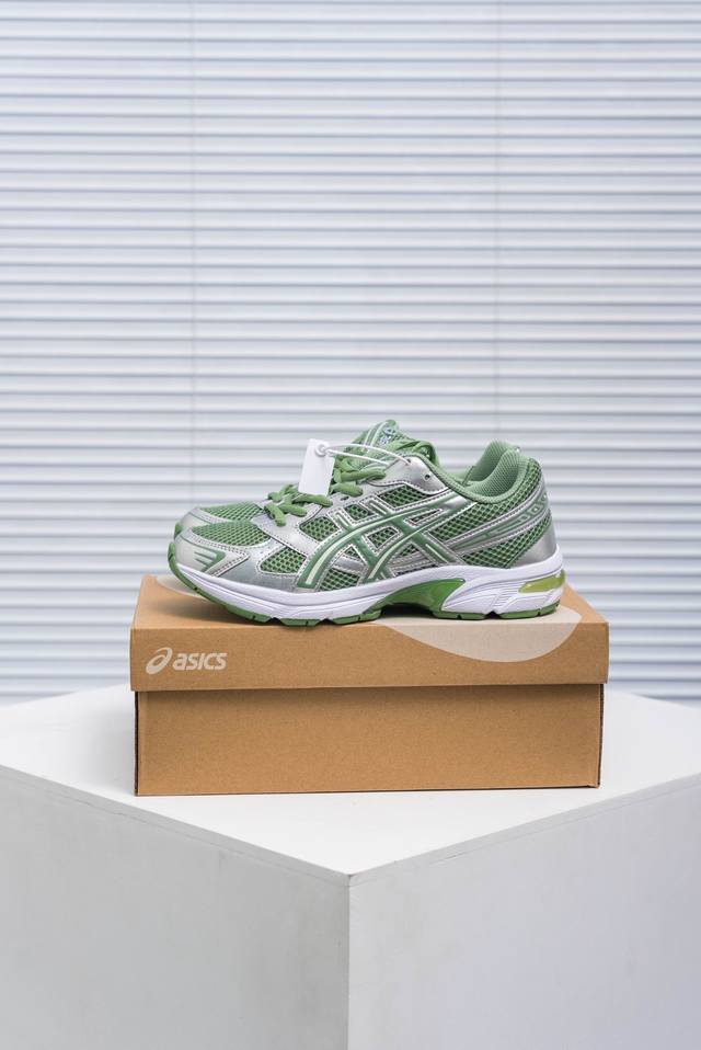核心私 Asics Gel-1130舒适运动防滑耐磨低帮休闲跑步鞋 在透气和防滑方面也是很出色 有前掌透气网布加上鞋底X型纹路增强了透气性和地面抓地力 跑起来也