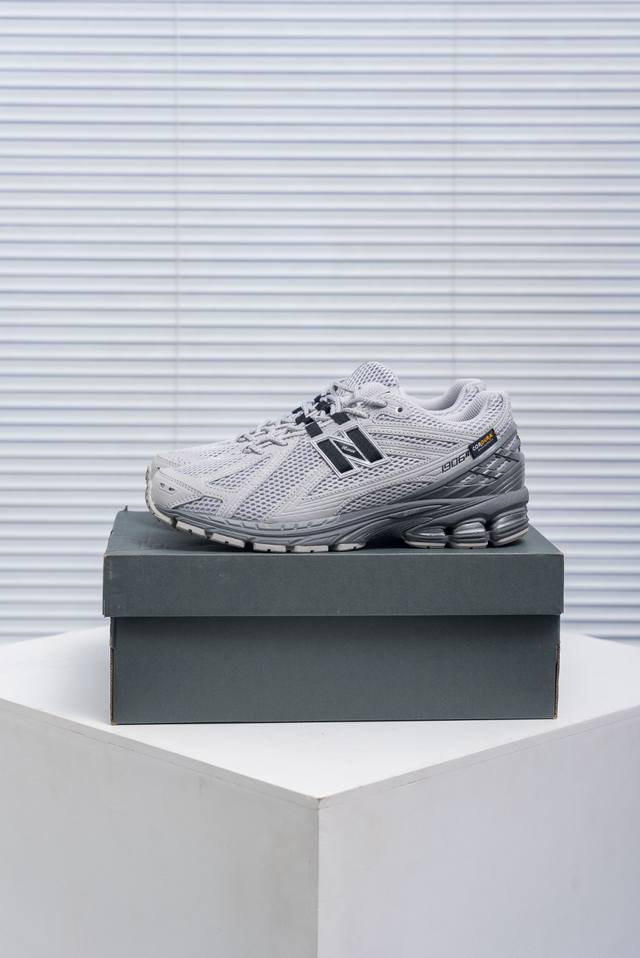 核心私 New Balance 1906系列 休闲鞋 #采用轻质牛剖革拼接透气网眼衬垫织物鞋面材质 T-Beam大底提供足步弓支撑，保持步态稳定 后跟搭载外露缓