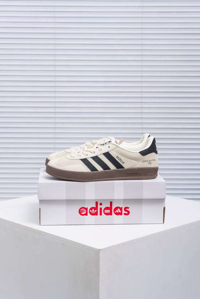 核心私 Adidas Samba Og 桑巴舞街头系列德训运动板鞋 采用固色翻毛皮组合牛剖革鞋面材质 外置正确3层组合围条加厚烟胶橡胶大底 货号：Sc9207