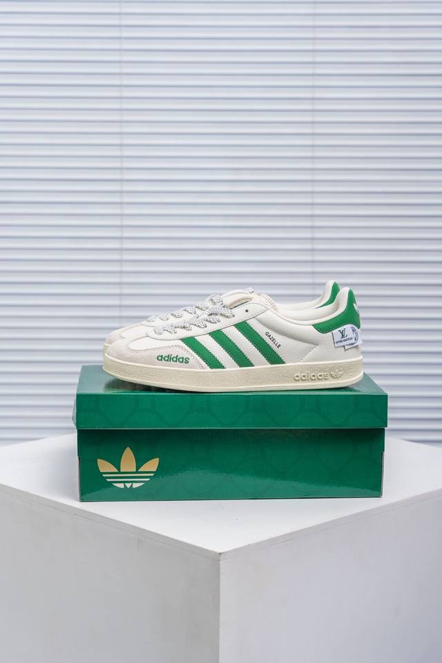 核心私 Adidas Samba Og 桑巴舞街头系列德训运动板鞋 采用固色翻毛皮组合牛剖革鞋面材质 外置正确3层组合围条加厚烟胶橡胶大底 货号：Xd6188