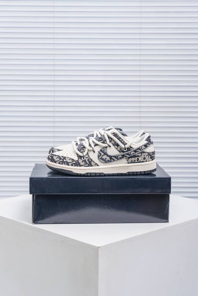 核心私 Nike Dunk 全套原楦原模倾力打造完美版型 独家原厂航空铝磨具打磨大底 鞋头坡度极致还原 无解鞋型 原盒原配 圈内天花板工艺 原厂冲刀 超高清洁度