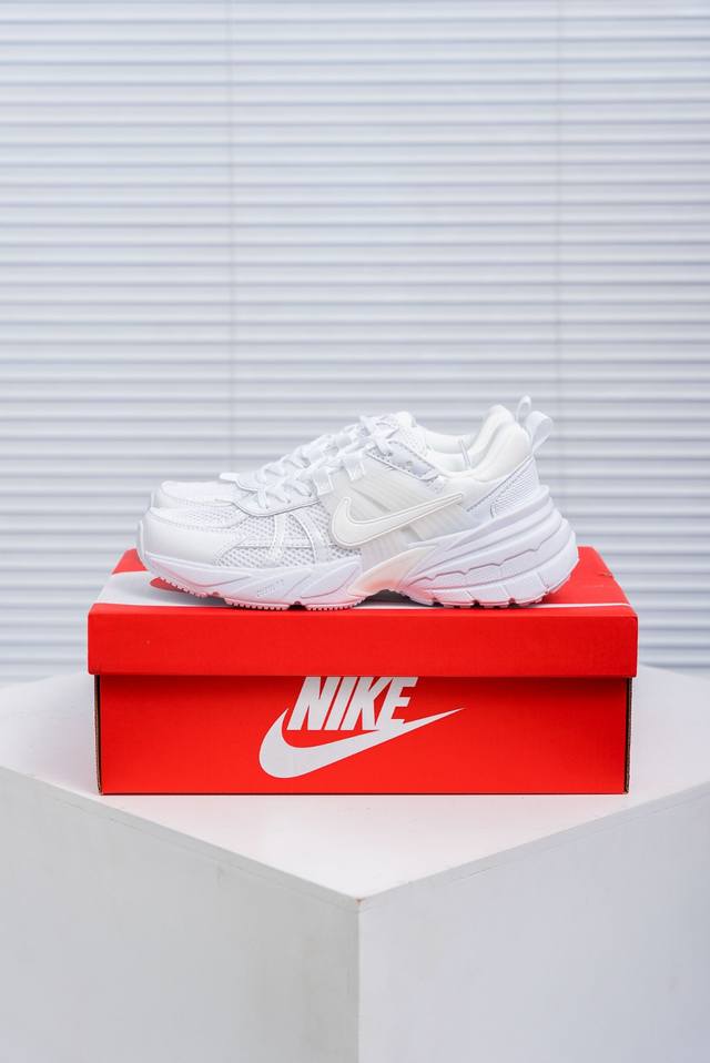 核心私 Nike V2K Run 减震防滑复古低帮跑步鞋 材质上使用大面积网眼 皮革 Tpu 组成 支撑和透气性肯定不错 中底处由 Cushlon 泡绵打造 保