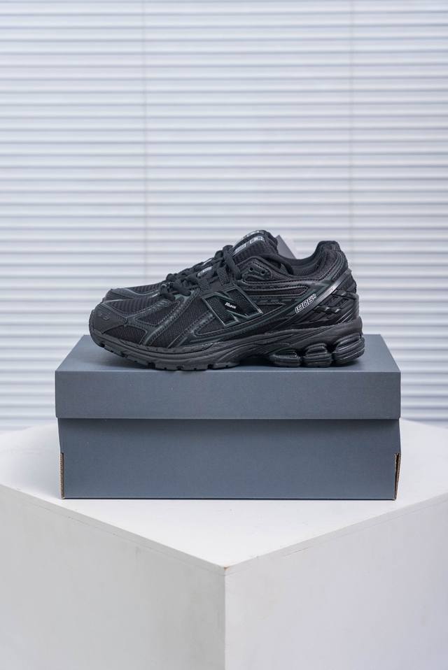 核心私 New Balance 1906系列 休闲鞋 #采用轻质牛剖革拼接透气网眼衬垫织物鞋面材质 T-Beam大底提供足步弓支撑，保持步态稳定 后跟搭载外露缓