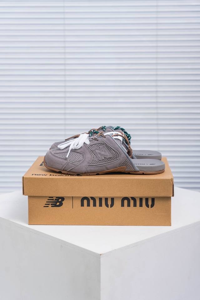 核心私 Miumiu X New Balance 530系列 意大利奢侈品牌 缪缪联名款 低帮经典复古休闲半拖 #鞋款采用解构和轻盈的设计，彷旧的布料包覆着 N