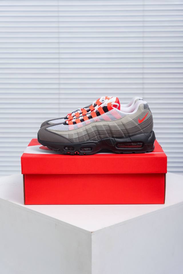 核心私 Nike Air Max 95 复古元年全掌气垫 Eva 中底，塑就轻盈缓震性能采用令元年款声名鹊起的舒适缓震系统，结合搭载皮革与合成革覆面的透气鞋面