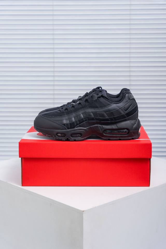 核心私 Nike Air Max 95 复古元年全掌气垫 Eva 中底，塑就轻盈缓震性能采用令元年款声名鹊起的舒适缓震系统，结合搭载皮革与合成革覆面的透气鞋面