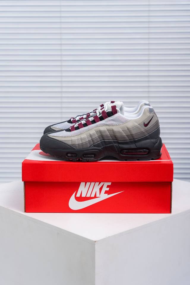 核心私 Nike Air Max 95 复古元年全掌气垫 Eva 中底，塑就轻盈缓震性能采用令元年款声名鹊起的舒适缓震系统，结合搭载皮革与合成革覆面的透气鞋面