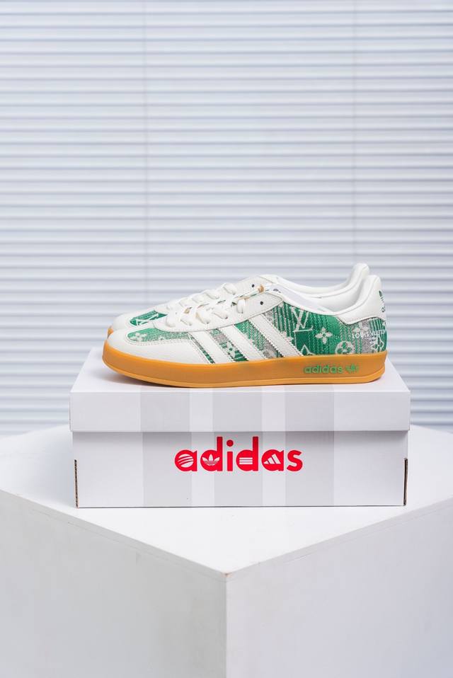 核心私 Adidas Samba Og 桑巴舞街头系列德训运动板鞋 采用固色翻毛皮组合牛剖革鞋面材质 外置正确3层组合围条加厚烟胶橡胶大底 货号：Sc9207-