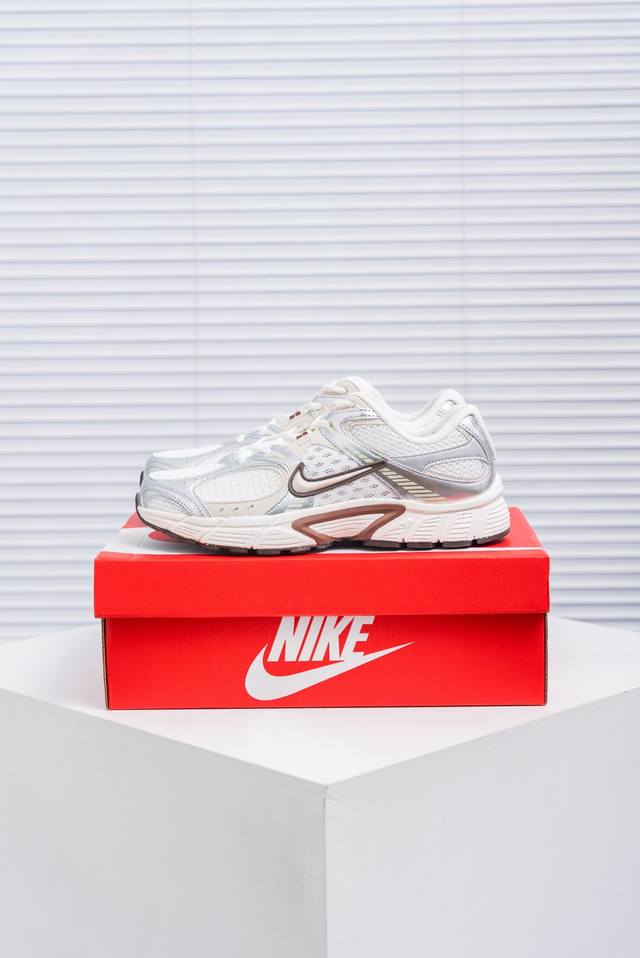 核心私 Nike V5 Rnr 千禧年经典复古跑鞋 #搭载泡绵中底厚实而轻盈匠心细节巧搭立体耐克勾标志焕新演绎复古 货号：Hq7901 102 尺码：36 36