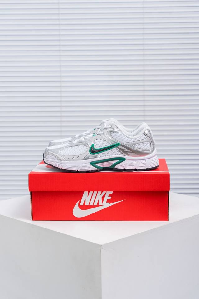 核心私 Nike V5 Rnr 千禧年经典复古跑鞋 #搭载泡绵中底厚实而轻盈匠心细节巧搭立体耐克勾标志焕新演绎复古 货号：Hj5228 100 尺码：36 36