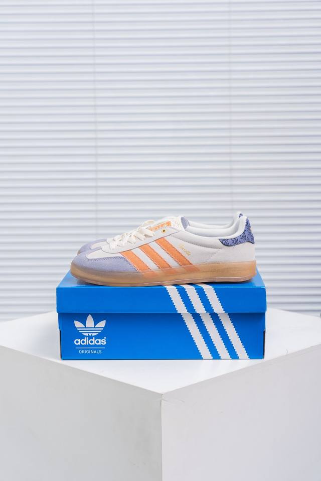 核心私 Adidas Originals Gazelle Indoor 三叶草复古防滑耐磨低帮板鞋 鞋款采用柔软的绒面革和耐用的皮革衬里融合在橡胶外底上 货号：