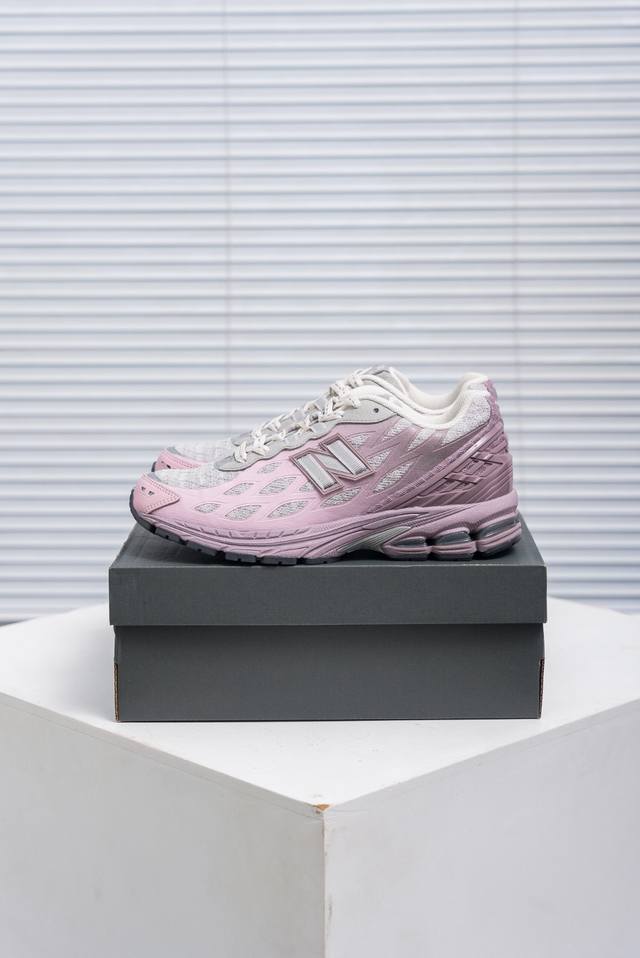 核心私 New Balance 1906系列 休闲鞋 #采用轻质牛剖革拼接透气网眼衬垫织物鞋面材质 T-Beam大底提供足步弓支撑，保持步态稳定 后跟搭载外露缓