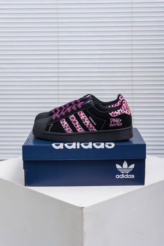 核心私 Adidas Originals Gazelle Indoor 三叶草复古防滑耐磨低帮板鞋 鞋款采用柔软的绒面革和耐用的皮革衬里融合在橡胶外底上 货号：