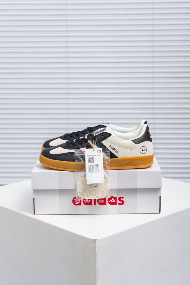 核心私 Adidas Samba Og 桑巴舞街头系列德训运动板鞋 采用固色翻毛皮组合牛剖革鞋面材质 外置正确3层组合围条加厚烟胶橡胶大底 货号：Sc9207-