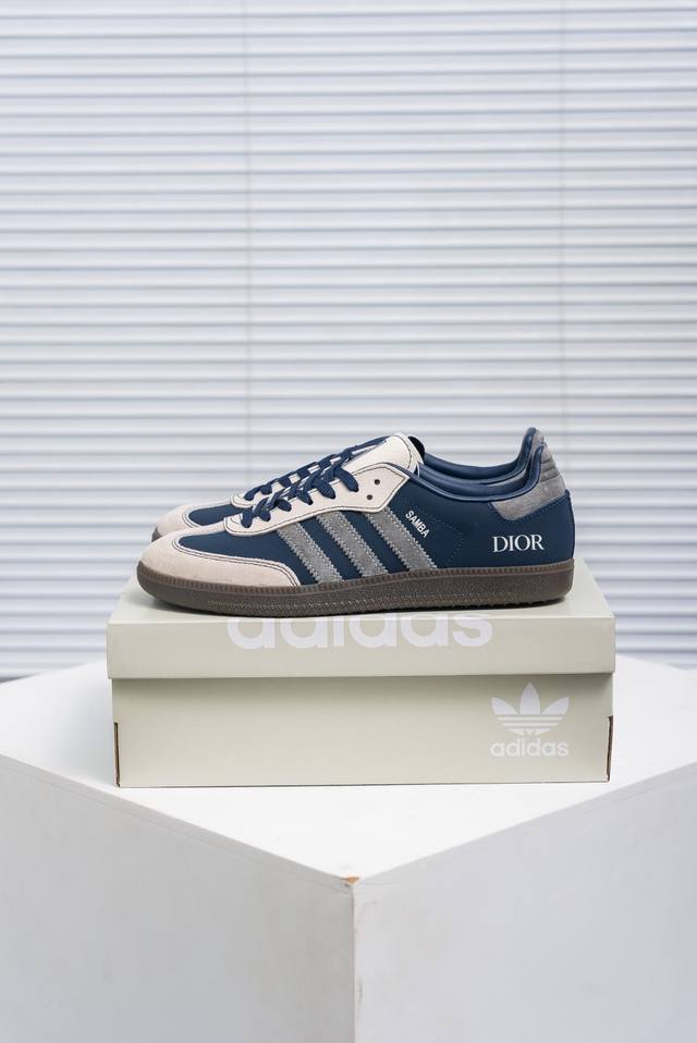 核心私 Adidas Samba Og 桑巴舞街头系列德训运动板鞋 采用固色翻毛皮组合牛剖革鞋面材质 外置正确3层组合围条加厚烟胶橡胶大底 货号：Dx0007
