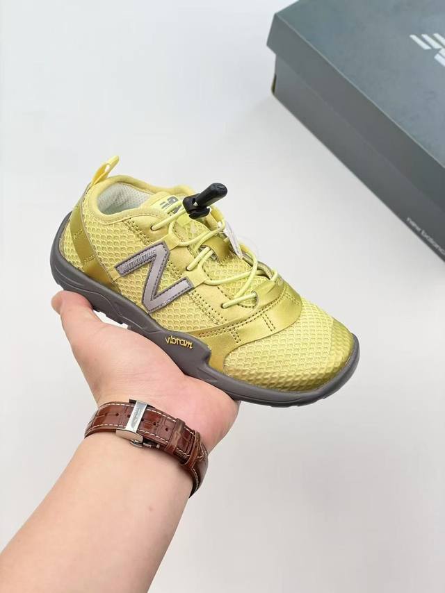 新色出货 New Balance Nb Mt10 系列高圆圆同款轻便赤足童低帮薄底鞋休闲跑步鞋 尺码26-37 采用弹力扣设计，方便宝贝穿脱透气网鞋面，清爽透气
