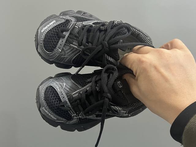 巴黎新款订书机同款魔术贴儿童老爹鞋 Size：26-37码 经典巴黎世家同款老爹 魔术贴设计，穿脱方便 耐磨防滑大底，脚感超赞