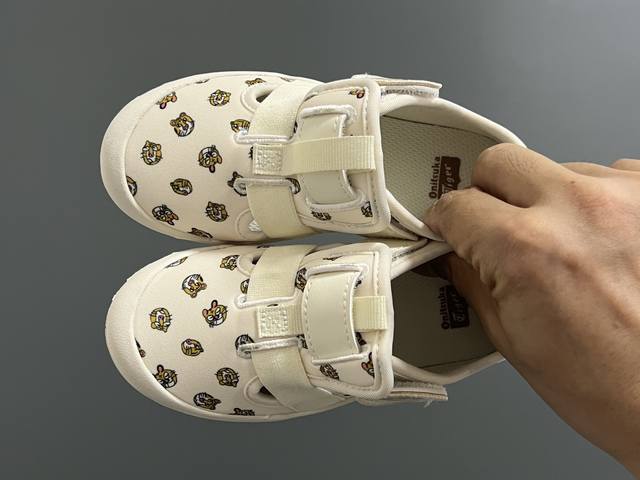 亚瑟士鬼冢虎Mexico 66软底儿童魔术贴凉鞋 Size：22-35码 超卡哇伊的鬼冢虎系列 魔术贴加镂空设计，穿脱方便 超软原装橡胶耐磨防滑大底，脚感不言而