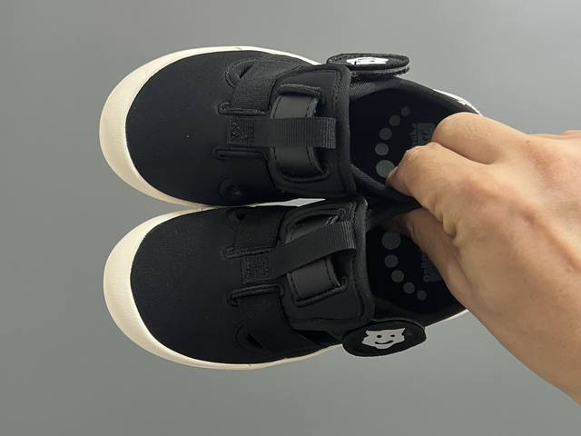 亚瑟士鬼冢虎Mexico 66软底儿童魔术贴凉鞋 Size：22-35码 超卡哇伊的鬼冢虎系列 魔术贴加镂空设计，穿脱方便 超软原装橡胶耐磨防滑大底，脚感不言而