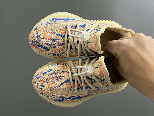 专G版椰子350V2真爆鞋带扣儿童一脚蹬运动鞋 Size：24-35码 专柜版来咯 真爆米花系列脚感超级棒 软弹效果一绝 针织鞋面，透气舒适好打理 鞋带扣设计，