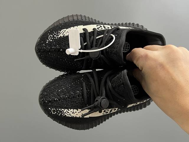 专G版椰子350V2真爆鞋带扣儿童一脚蹬运动鞋 Size：24-35码 专柜版来咯 真爆米花系列脚感超级棒 软弹效果一绝 针织鞋面，透气舒适好打理 鞋带扣设计，