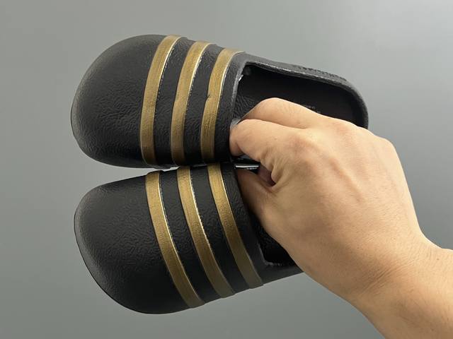A家新款包头儿童拖鞋 Size:：24-35码 经典Ad儿童拖鞋 一体成型超轻工艺 好穿又好打理