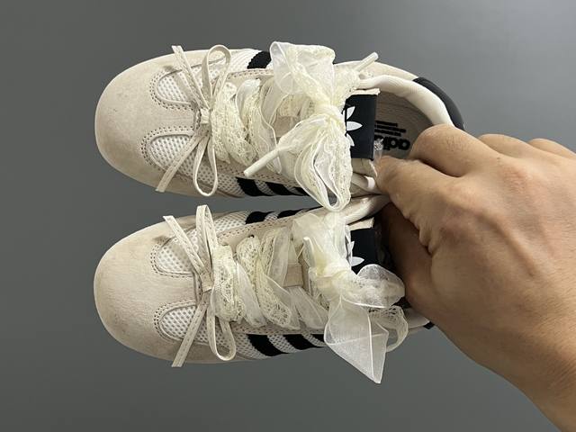 三叶草网面蕾丝蝴蝶结鞋带儿童休闲鞋 Size：24-37码 经典三叶草系列 网面设计，透气舒适 蕾丝蝴蝶结鞋带设计，少女心爆棚 橡胶耐磨防滑大底，脚感不言而喻