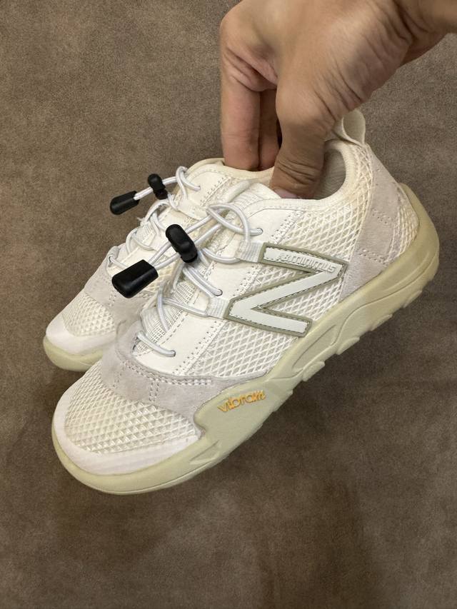 New Balance Nb Mt10 系列高圆圆同款轻便赤足童低帮薄底鞋休闲跑步鞋 尺码26-37 采用弹力扣设计，方便宝贝穿脱透气网鞋面，清爽透气让双脚在炎