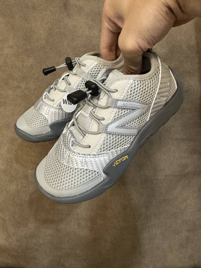 New Balance Nb Mt10 系列高圆圆同款轻便赤足童低帮薄底鞋休闲跑步鞋 尺码26-37 采用弹力扣设计，方便宝贝穿脱透气网鞋面，清爽透气让双脚在炎