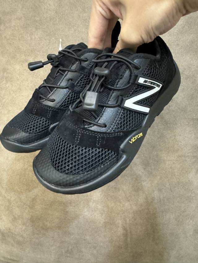 New Balance Nb Mt10 系列高圆圆同款轻便赤足童低帮薄底鞋休闲跑步鞋 尺码26-37 采用弹力扣设计，方便宝贝穿脱透气网鞋面，清爽透气让双脚在炎