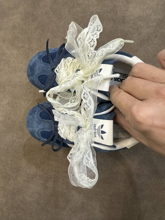Ad 三叶草蕾丝蝴蝶结德训童鞋26-37码 百搭又不失时尚的三条纹 透气性网面，舒适不闷脚橡胶耐磨防滑大底，脚感超赞