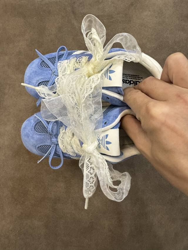 Ad 三叶草蕾丝蝴蝶结德训童鞋26-37码 百搭又不失时尚的三条纹 透气性网面，舒适不闷脚橡胶耐磨防滑大底，脚感超赞