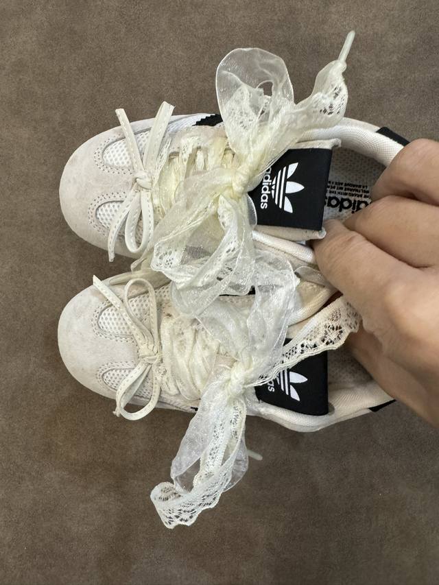Ad 三叶草蕾丝蝴蝶结德训童鞋26-37码 百搭又不失时尚的三条纹 透气性网面，舒适不闷脚橡胶耐磨防滑大底，脚感超赞